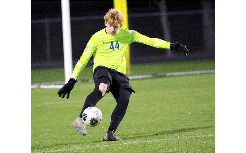 Hornets edge Pirates in district semifinal match. Photos by Beth Jones/News-Leader