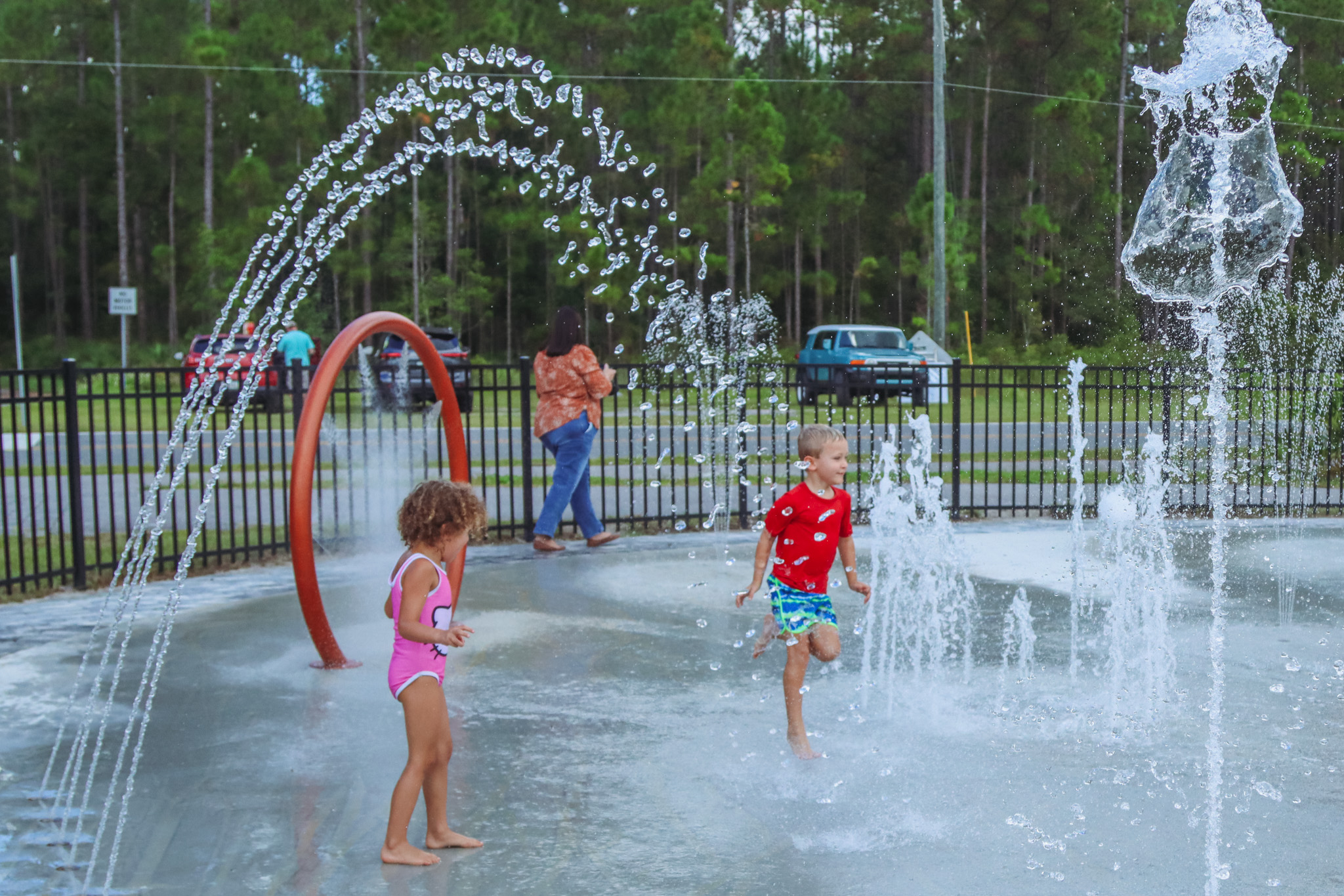 Hazel Tarantini, left, and Cooper Trout play at the splash pad Sept. 26. Photo by Ashley Chandler/News-Leader