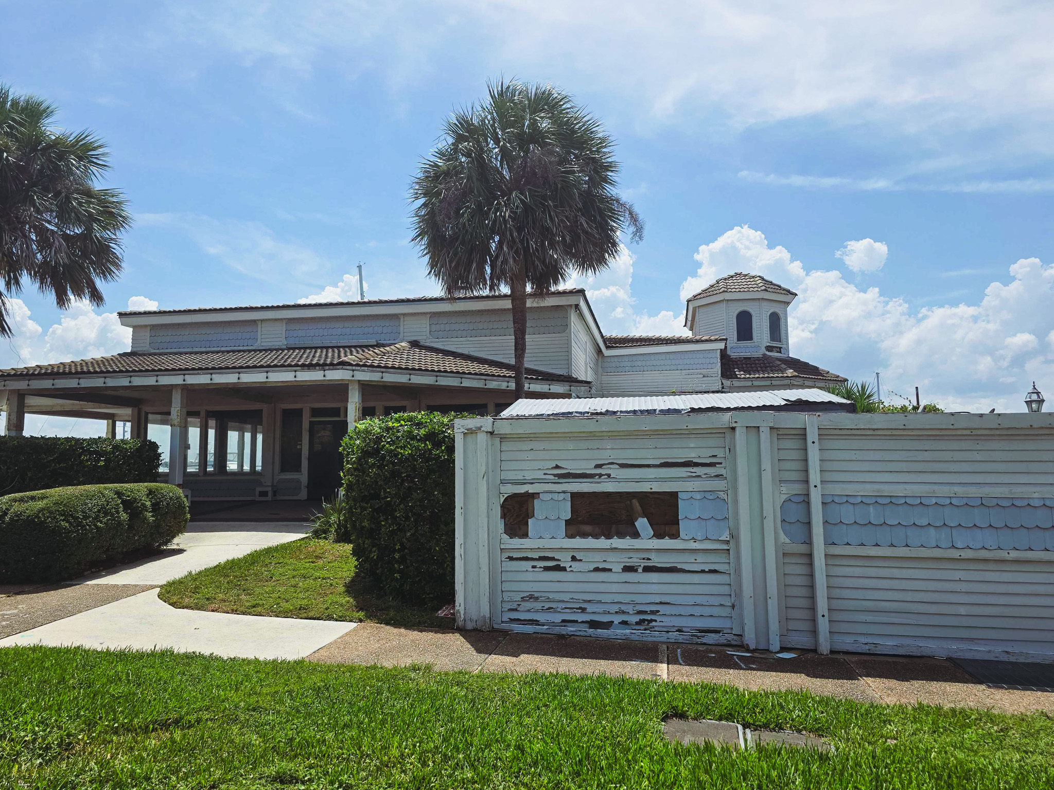 The building that once housed Brett’s Waterway Cafe sits vacant downtown Wednesday. Photo by Ashley Chandler/News-Leader
