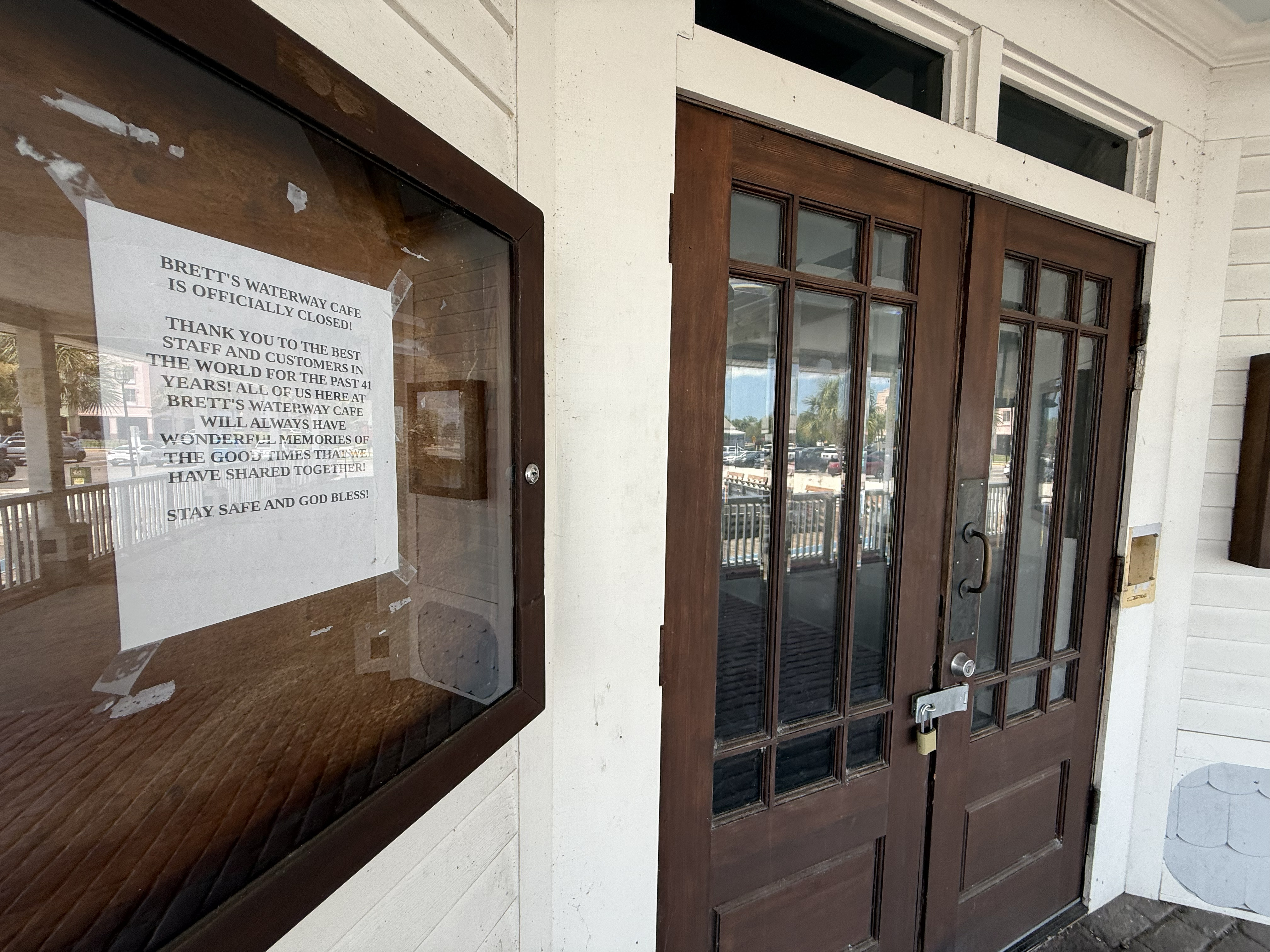 A sign on the window of Brett’s Waterway Cafe says it is closed. Nick Blank/News-Leader