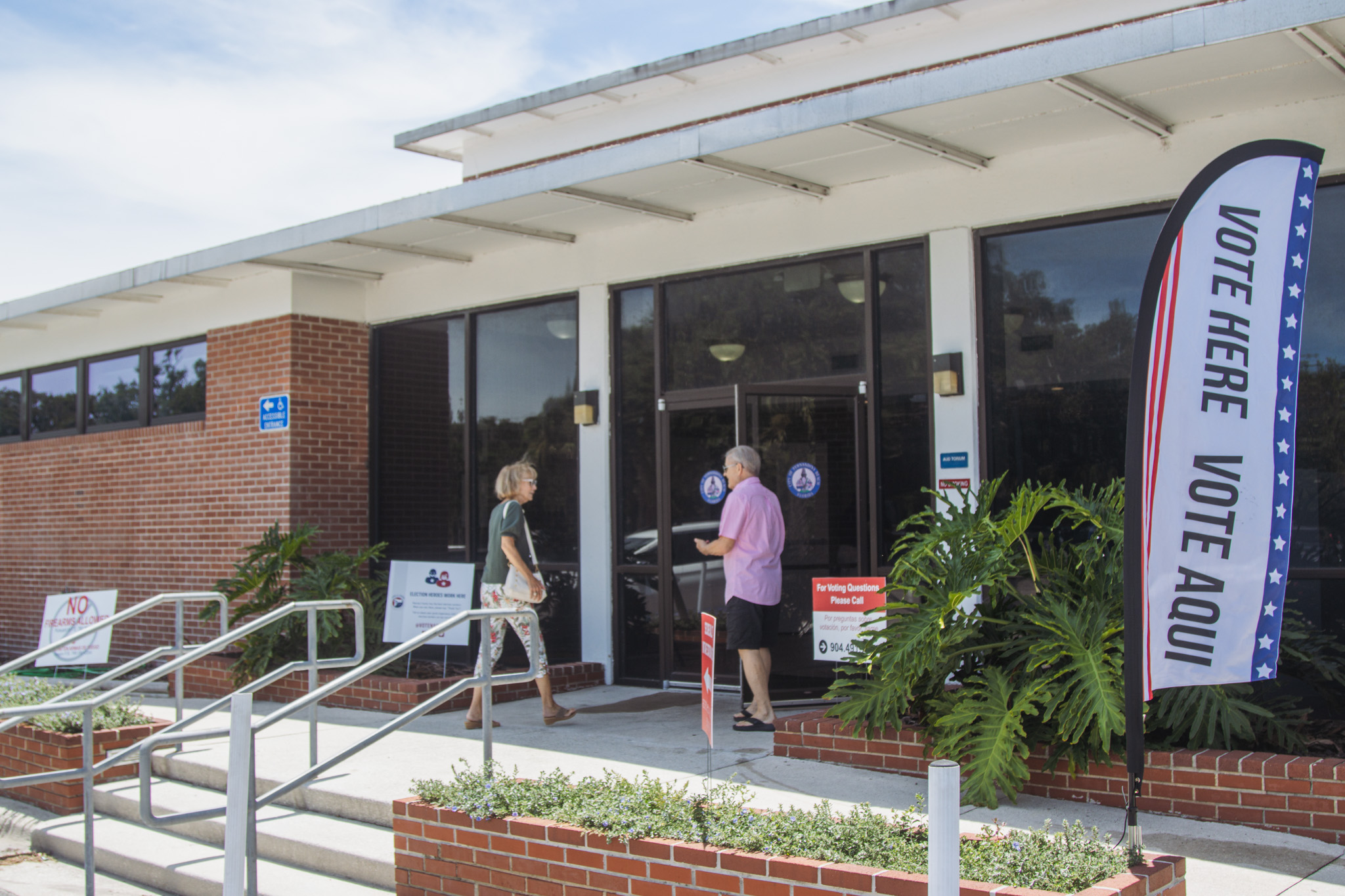 Nassau County residents Helen and James Hylton head into the Atlantic Recreation Center on Thursday for early voting. Photo by Ashley Chandler/News-Leader