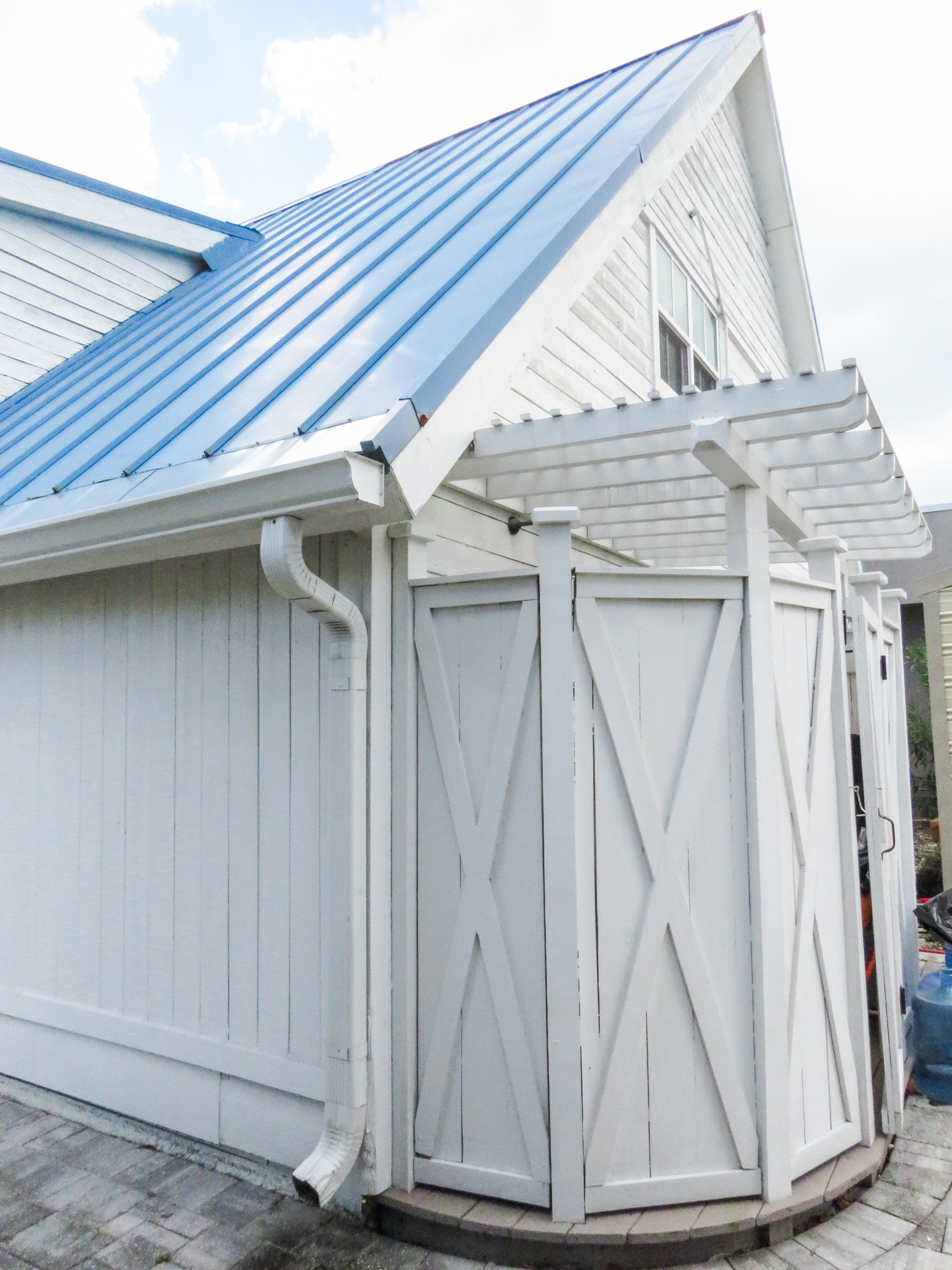 Behind 3381 S. Fletcher Ave. is an outdoor shower which Sand and Sage owner Jill Vozza said she imagines visitors using to wash after after a visit to the beach which is just across Fletcher Avenue. Photo by Suzi Hamilton/For the News-Leader