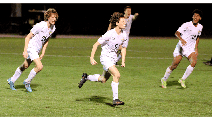 Hornets beat Crusaders to clinch region championship. Photo by Beth Jones/News-Leader