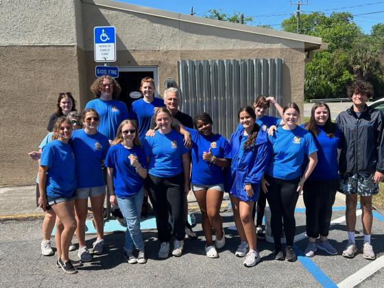 Rotary mentors and Interact Club students enjoyed a fun and successful car wash fundraiser to raise money for holiday projects. Submitted photo