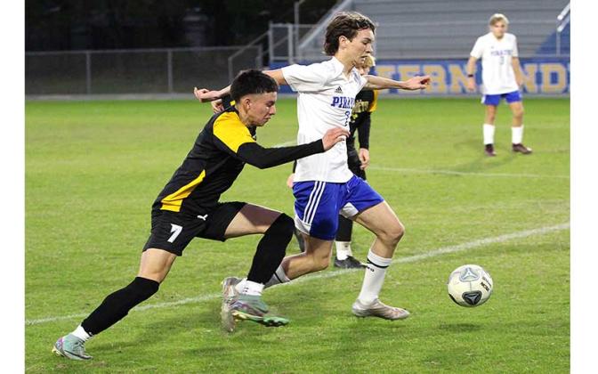 Yulee’s Kevin Reyes-Ramos and Fernandina Beach’s Noah Wilson. Photo by Beth Jones/News-Leader