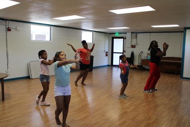 Infamous Dance leader Tayren Way works with some of his dancers — Sarah Robinson, Iri Robinson, Jamaya Goodwin and Cassidy Bell. The troupe leader says the name for the troupe has meaning. “The name infamous came about because I wanted something close to the word legendary and well-known. I figured once we started, we were going to be bringing a lot of attention and were on our way to becoming well-known here in the county. Also the grit of the dancers had a play in the name. Julia Roberts/News-Leader