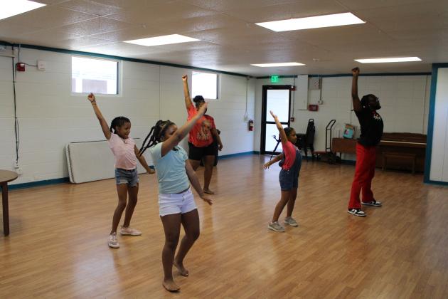 Infamous Dance leader Tayren Way works with some of his dancers — Sarah Robinson, Iri Robinson, Jamaya Goodwin and Cassidy Bell. The troupe leader says the name for the troupe has meaning. “The name infamous came about because I wanted something close to the word legendary and well-known. I figured once we started, we were going to be bringing a lot of attention and were on our way to becoming well-known here in the county. Also the grit of the dancers had a play in the name. Julia Roberts/News-Leader