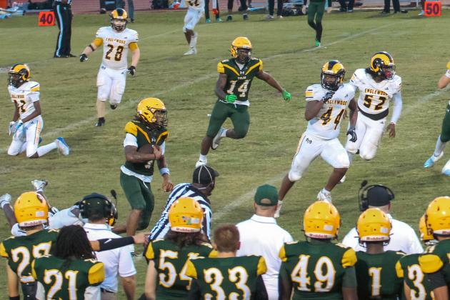 Jaiden Wright carries the ball in a preseason matchup against Englewood on Aug. 15. Photo by Marisa DeMar/News-Leader