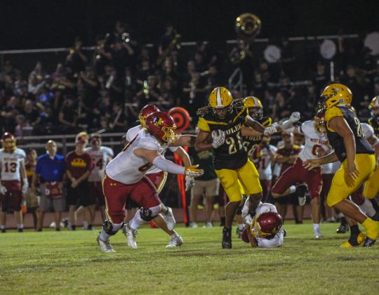 Hornets Running Back Shamar Gibbs makes the run amidst pressure from the Warriors defense By Marisa DeMar/News-Leader