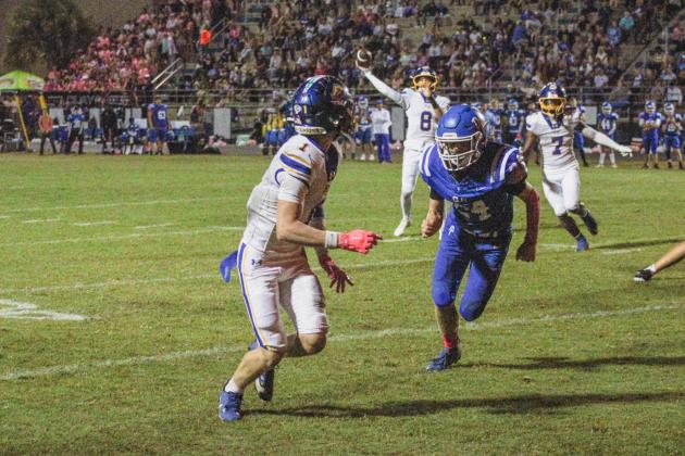 Ian Miller completes a pass to Beckham Rohe.
