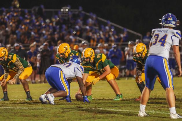 Pirates vs. Hornets football. Photo by Ashley Chandler/News-Leader