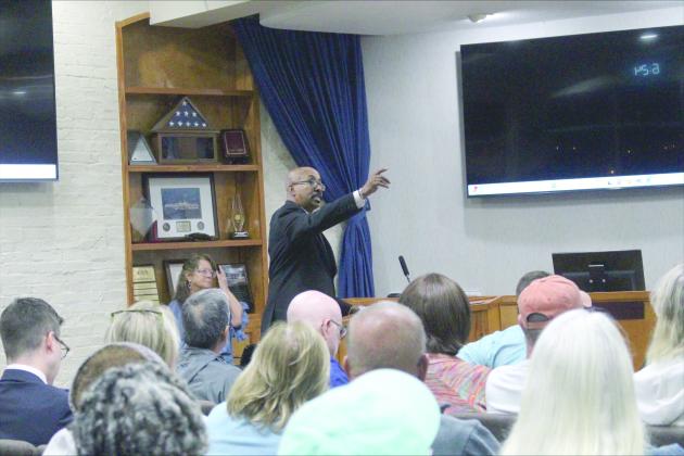 Reverend Bernard Thompson addresses the commissioners over the new plan for the Martin Luther King Recreation Center at the city meeting on Nov 4. 