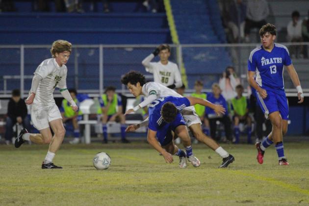 The Hornets vs. Pirates boys soccer game on Nov. 17. Photo by Marisa DeMar/News-Leader