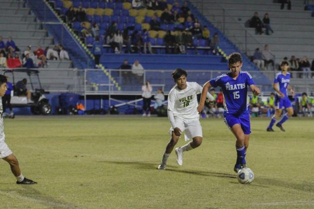 The Hornets vs. Pirates boys soccer game on Nov. 17. Photo by Marisa DeMar/News-Leader