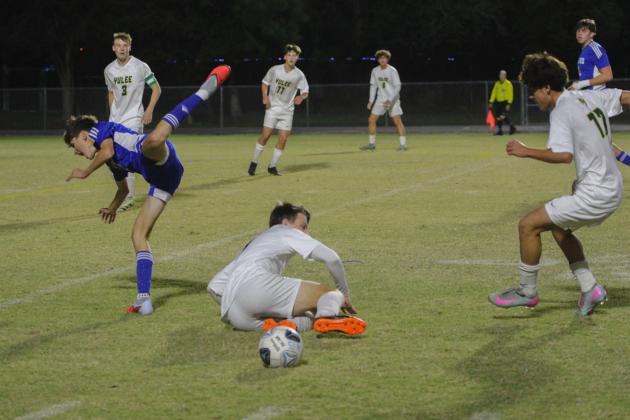 The Hornets vs. Pirates boys soccer game on Nov. 17. Photo by Marisa DeMar/News-Leader