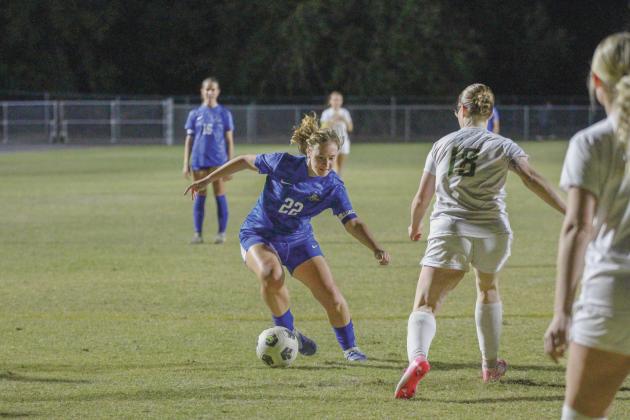 The Hornets vs. Pirates girls soccer game on Nov. 17. Photo by Marisa DeMar/News-Leader