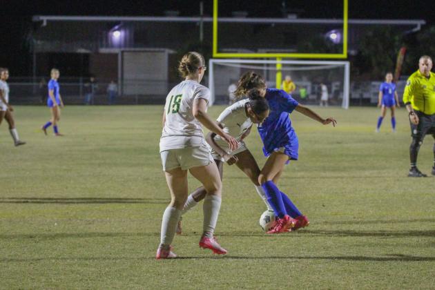 The Hornets vs. Pirates girls soccer game on Nov. 17. Photo by Marisa DeMar/News-Leader