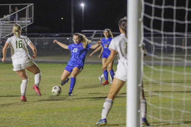 The Hornets vs. Pirates girls soccer game on Nov. 17. Photo by Marisa DeMar/News-Leader