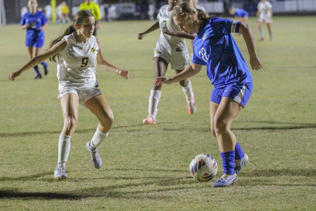 The Hornets vs. Pirates girls soccer game on Nov. 17. Photo by Marisa DeMar/News-Leader