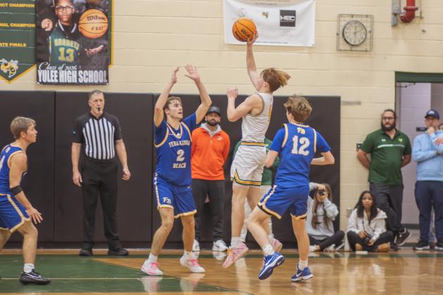 Fernandina Beach vs. Yulee varsity boys basketball Jan. 23. Photo by Ashley Chandler/News-Leader