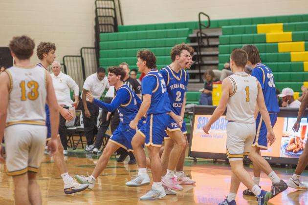 Fernandina Beach vs. Yulee varsity boys basketball Jan. 23. Photo by Ashley Chandler/News-Leader