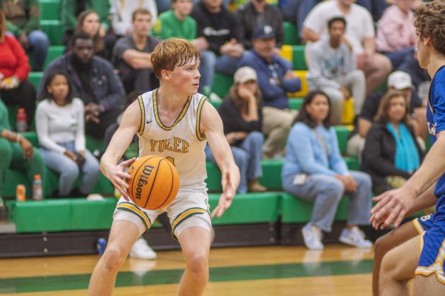 Fernandina Beach vs. Yulee varsity boys basketball Jan. 23. Photo by Ashley Chandler/News-Leader