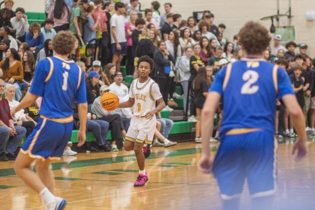 Fernandina Beach vs. Yulee varsity boys basketball Jan. 23. Photo by Ashley Chandler/News-Leader