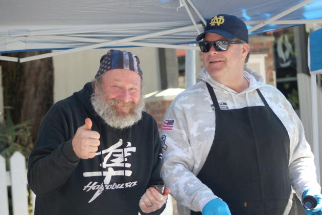 Dave Voorhees poses with the chef who made his winning chili. By Marisa DeMar